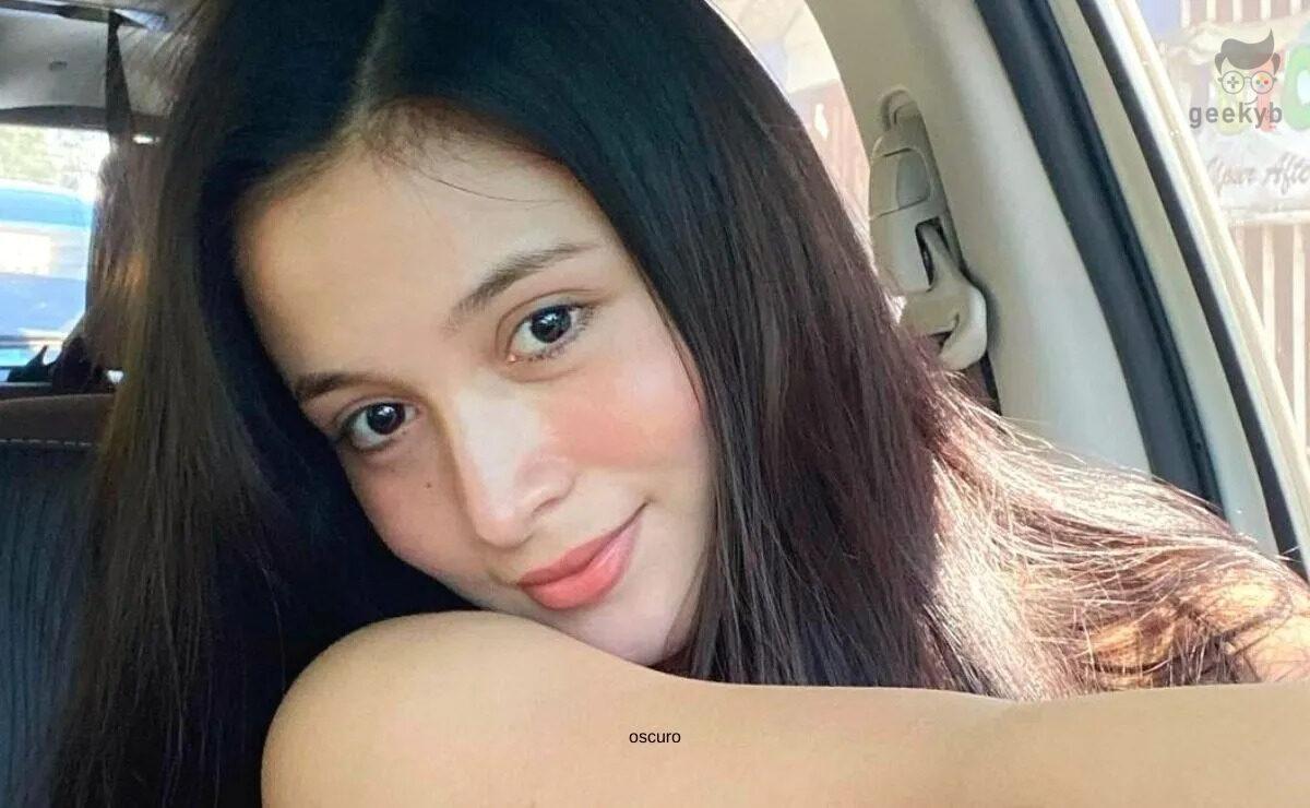 Outdoors Pandora Kaaki accommodates her beautiful overflows in a tropical bikini