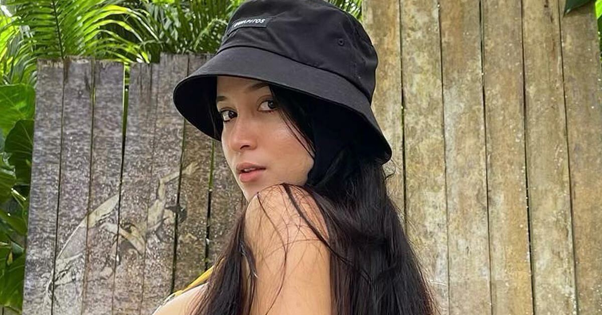 Pandora Kaaki with Gucci bag, she is presumed in a coquettish open dress Pandora