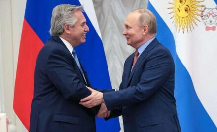 The Russian agency Sputnik accused Alberto Fernandez of betraying Vladimir Putin