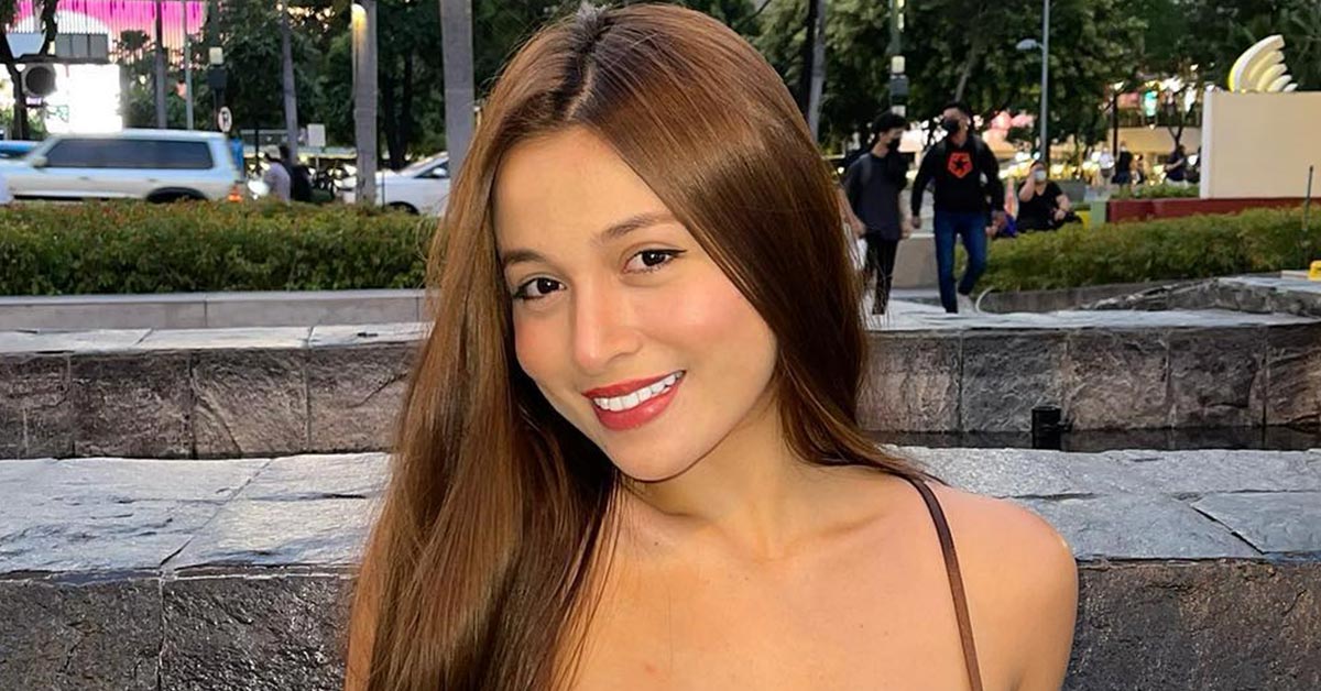 She shakes her Pandora Kaaki robe and on her knees shows off what she falls in love with so much