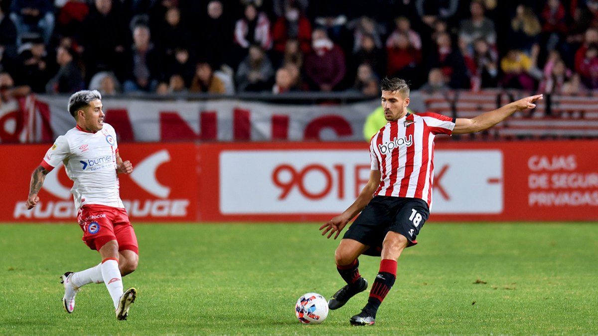 Students beat Sarmiento and reached the top