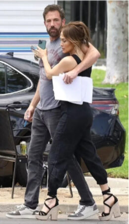 Jennifer Lopez and Ben Affleck were seen very caramelized on a film set