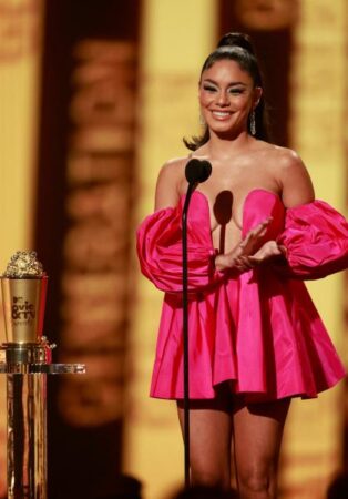 Vanessa Hudgens and the veil minidress with which she conquered MTV