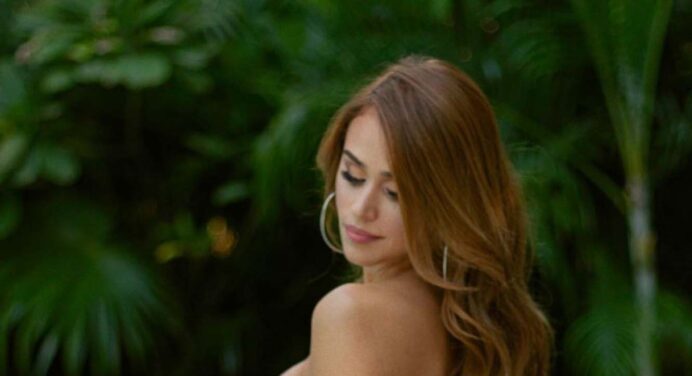 Yanet García exploits her beauty with lace lingerie