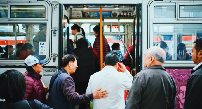 Public transport in Mexico City raises its rate by one peso after the protests of the drivers