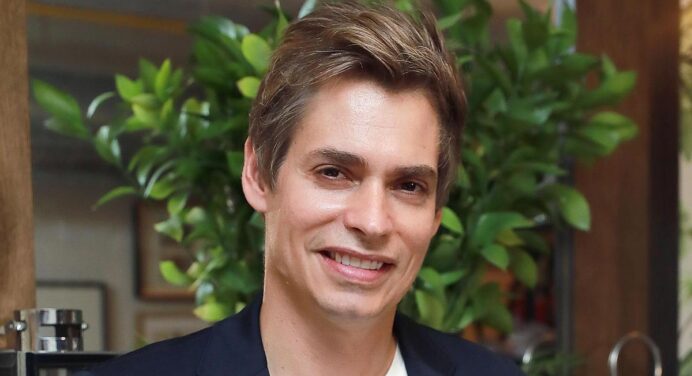 Carlos Baute Uploads A Video Singing With His Son And The Networks Are Once Again Surprised At Their Resemblance