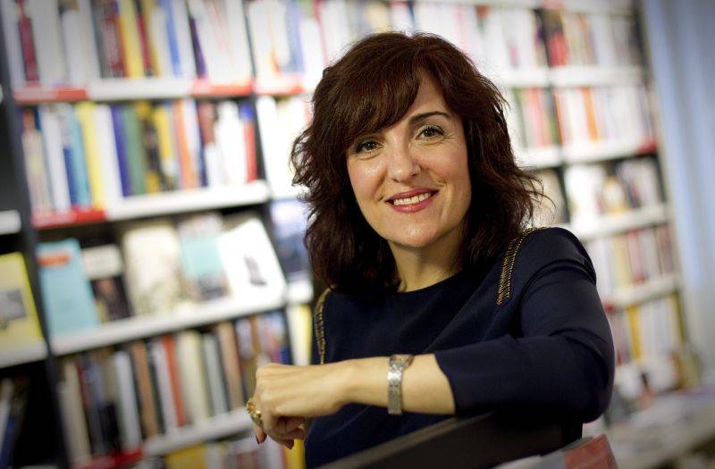 Finding "Writing began as a game" in Elvira Lindo's book collection Elvira Lindo