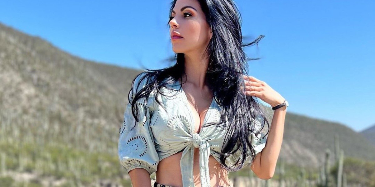 Africa Zavala dazzled in a flirtatious minidress with a prominent neckline Africa