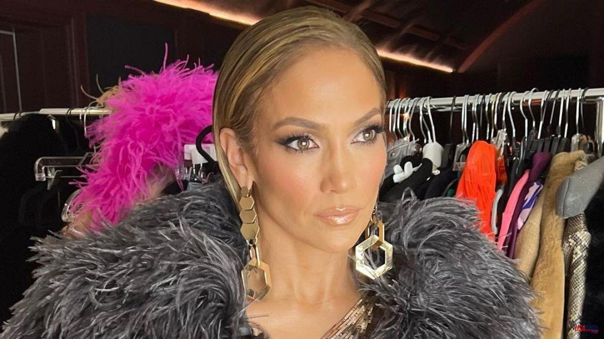 Jennifer Lopez pushes the fashion of apertures to its logical conclusion Jennifer Lopezz