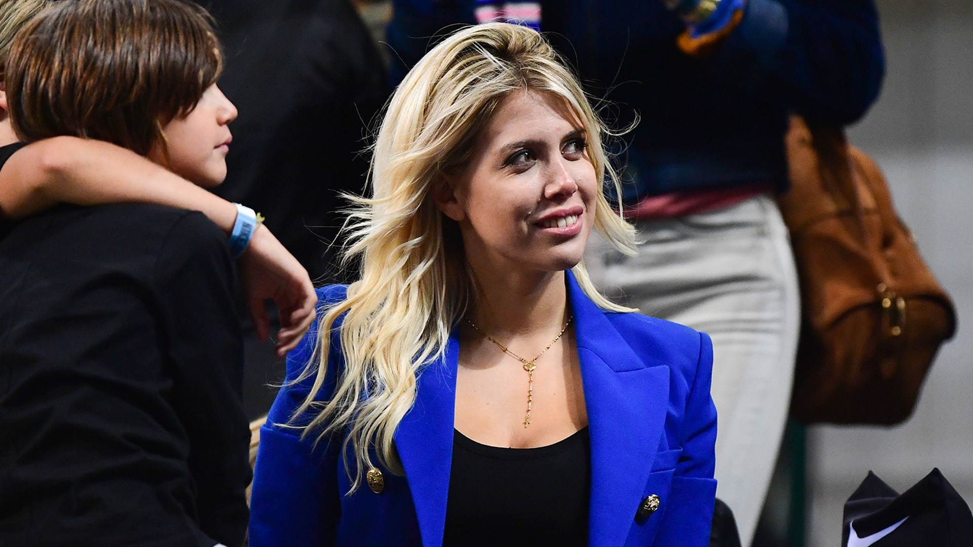 You want Wanda Nara's office to appear like this: learn to put it on Wanda Nara